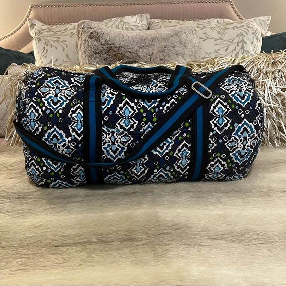 VERA BRADLEY Ink Blue Large Duffle Bag Round Traveling 2 Handle Zip Top 2014 - Picture 1 of 13